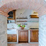 Tuscan Fizz, A Traditional Stone With Pool ヴィラ Valgiano